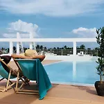 Caribbean Suites Dеluxe With Rоoftop Pool And Beach Access