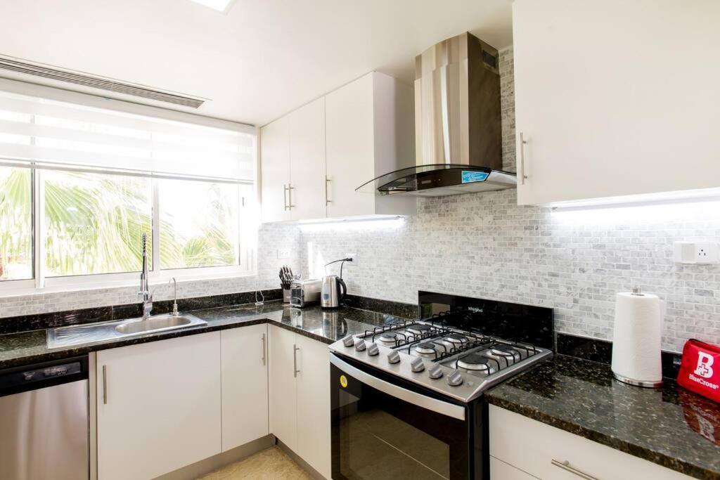 Pristine 4br Beachfront Getaway With Pool & Rooftop *