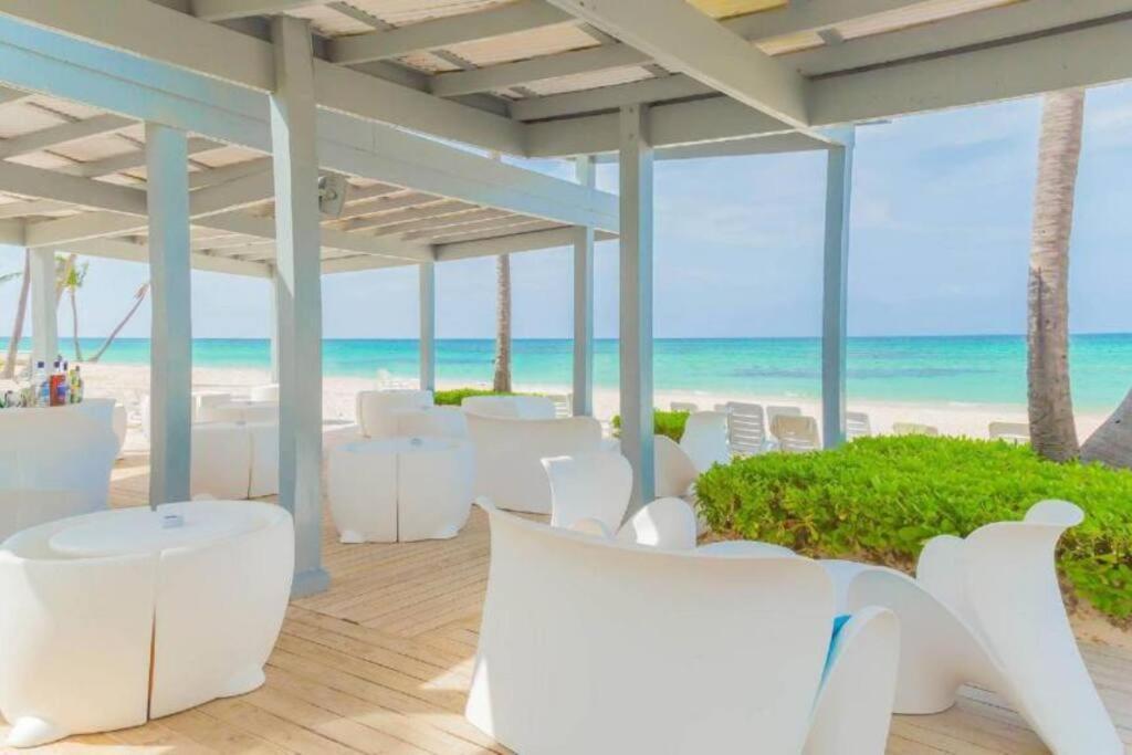 Pristine 4br Beachfront Getaway With Pool & Rooftop