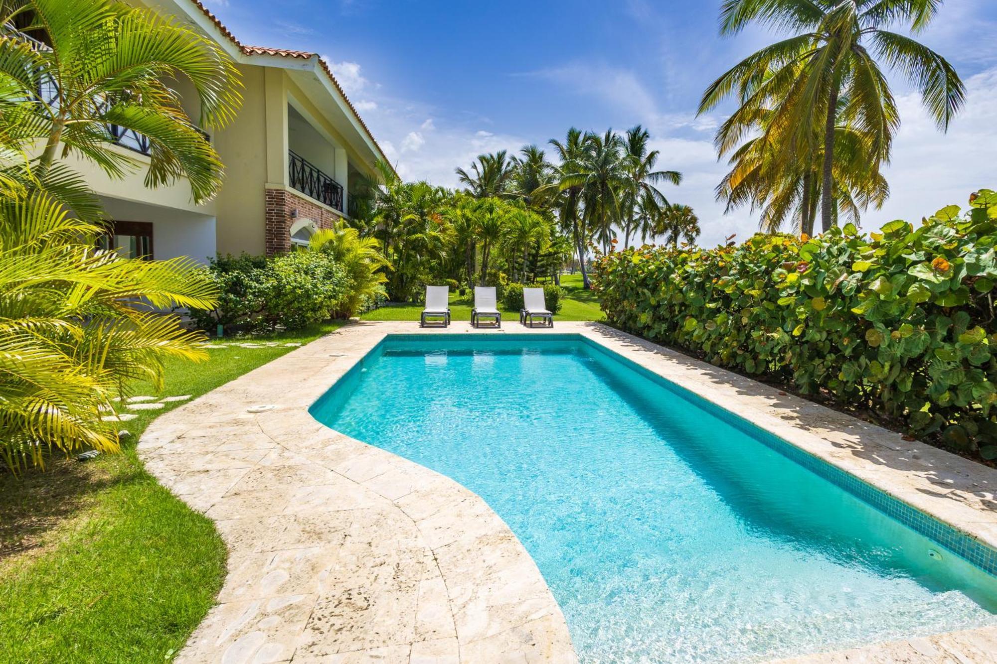 Private & Luxury Cocotal In Gated & Secured Community *