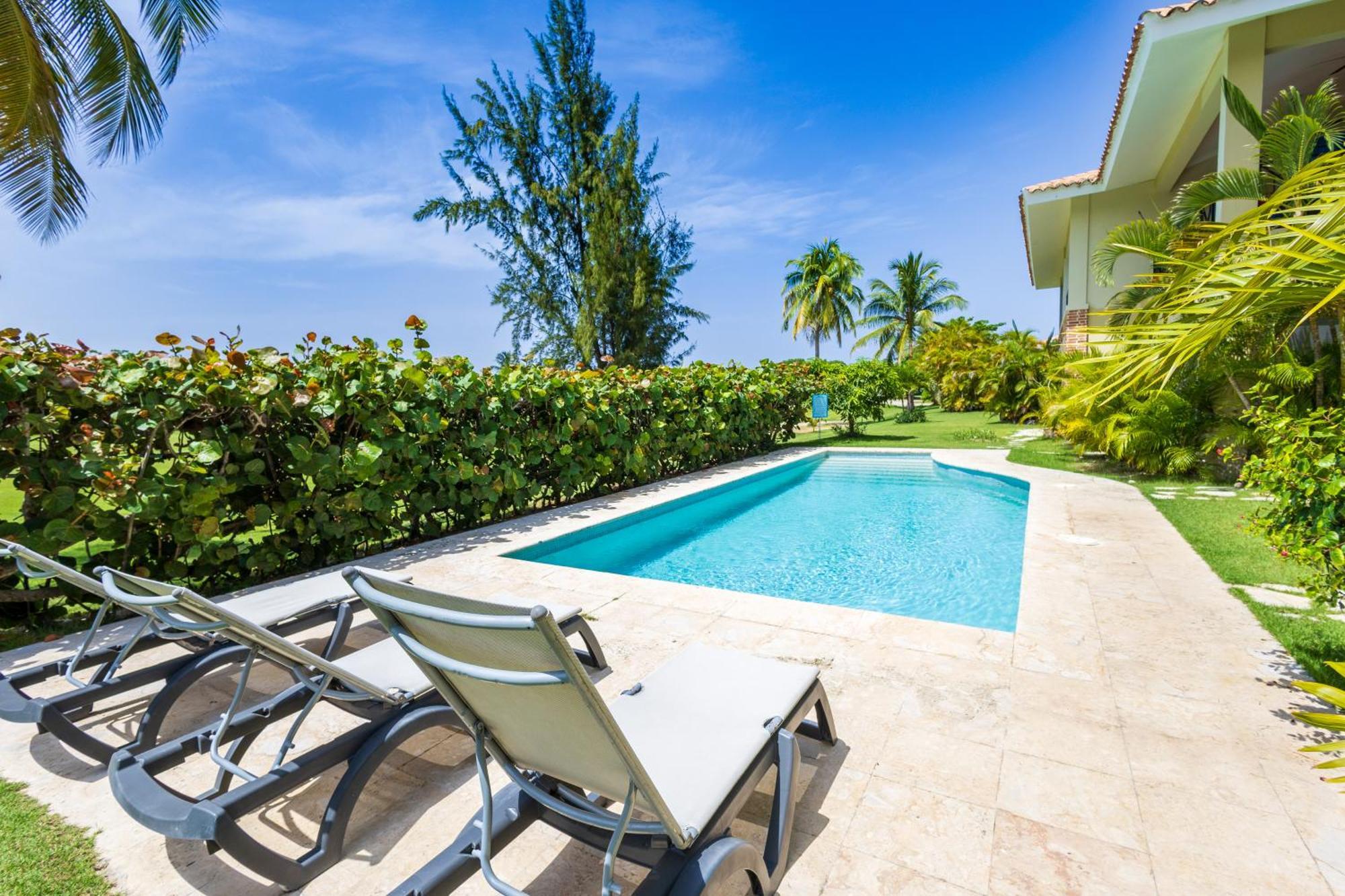 Private & Luxury Cocotal In Gated & Secured Community *