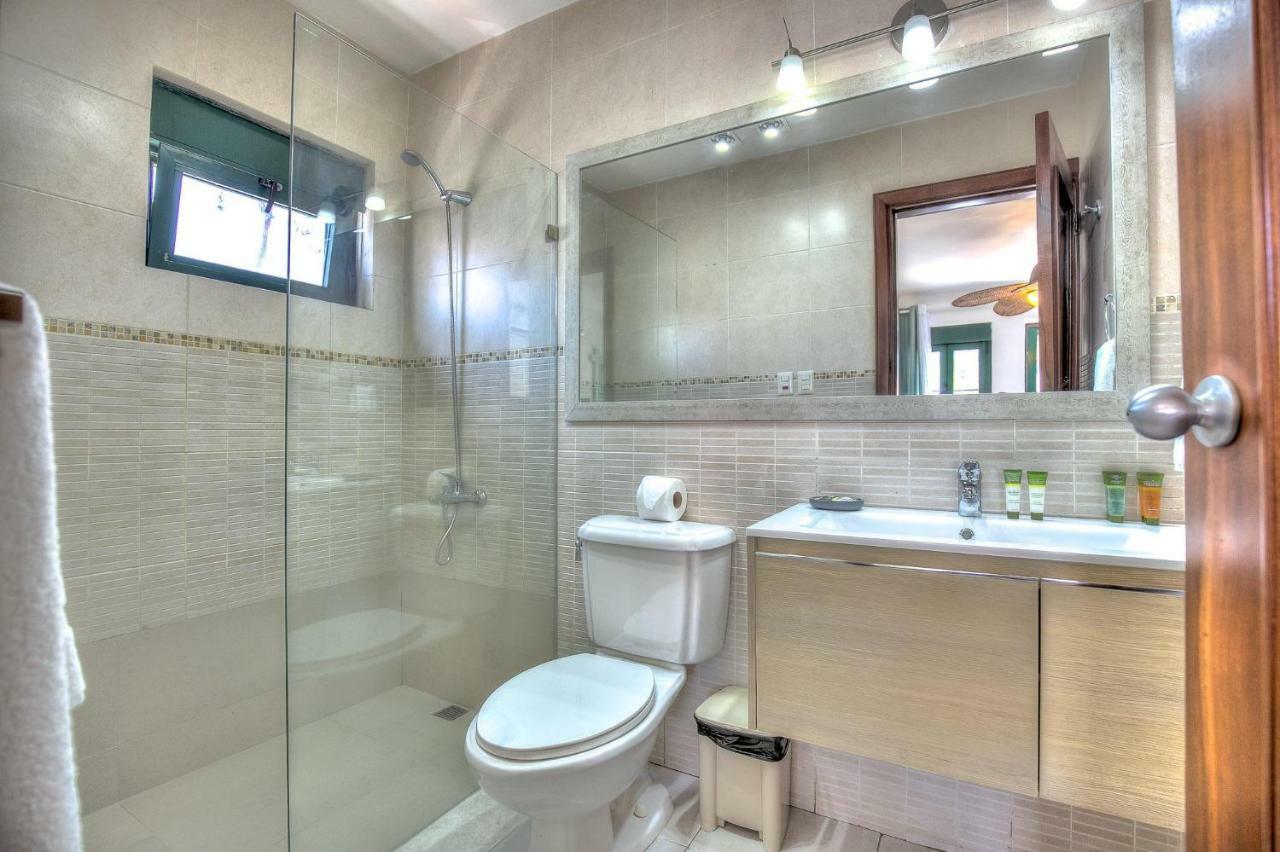 Beautiful Beachfront With Unique Ocean Views - Stanza D301 Apartment *