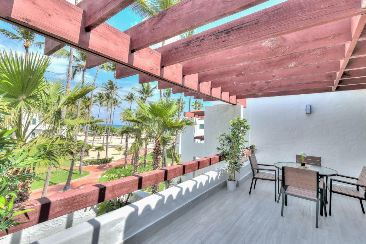 Feel The Ocean Breeze From Alluring Beachfront - D302 *