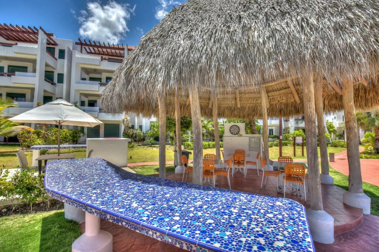 Feel The Ocean Breeze From Alluring Beachfront - D302 *