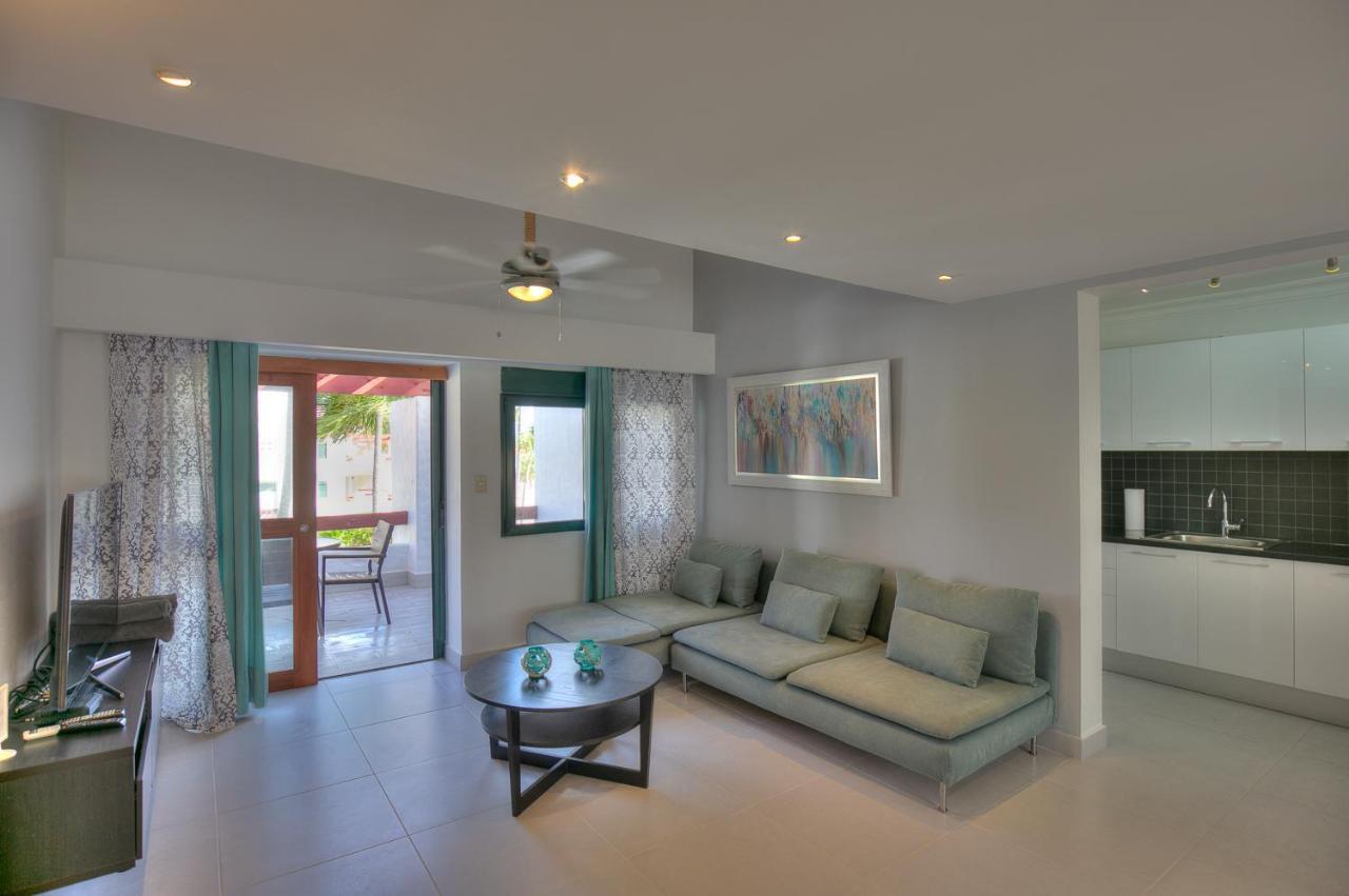 Feel The Ocean Breeze From Alluring Beachfront - D302 *