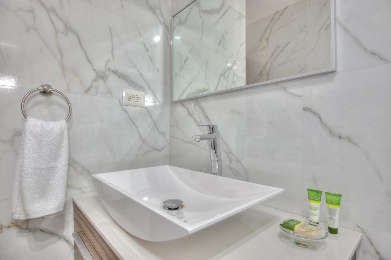 Apartment Feel The Ocean Breeze From Alluring Beachfront - D302