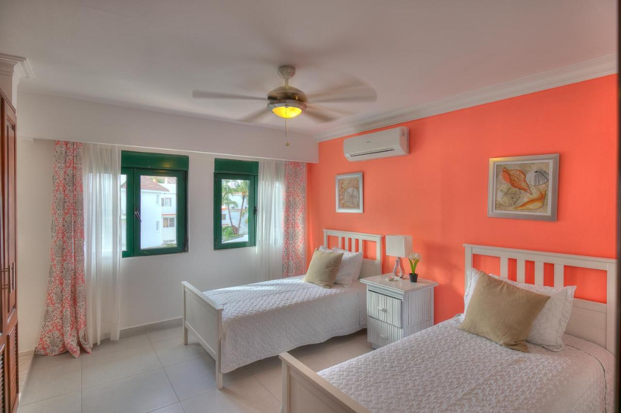 Apartment Feel The Ocean Breeze From Alluring Beachfront - D302 *