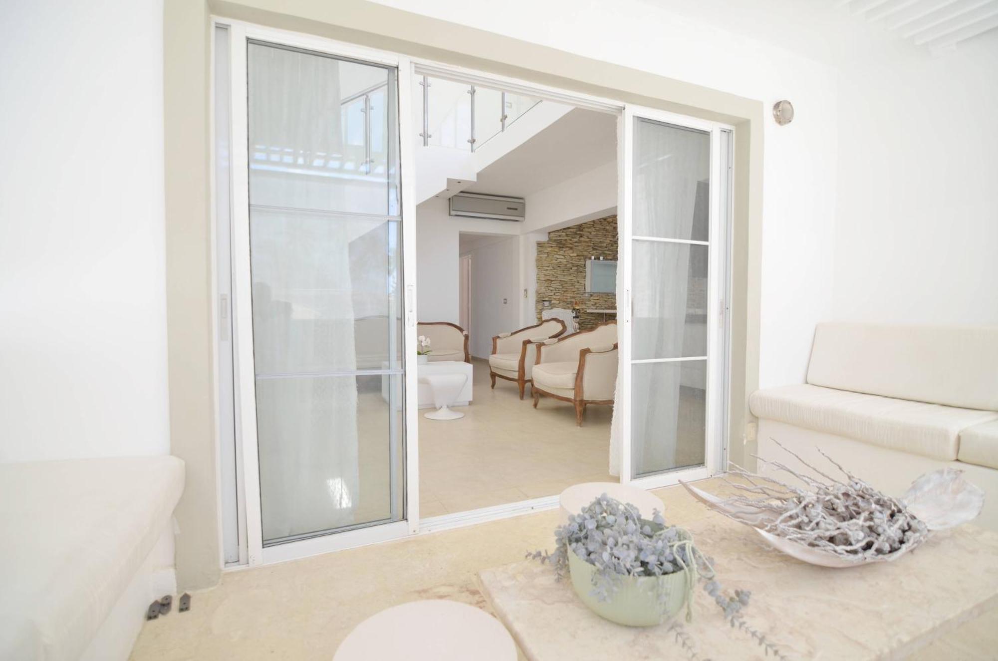 Villa & Larimar