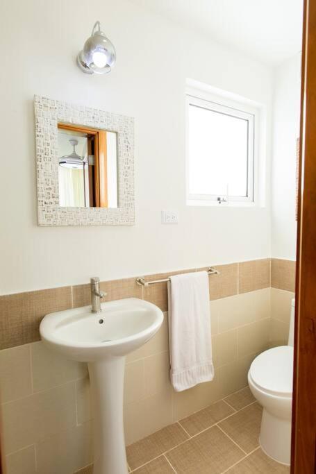 Pristine 4br Beachfront Getaway With Pool & Rooftop Apartamento