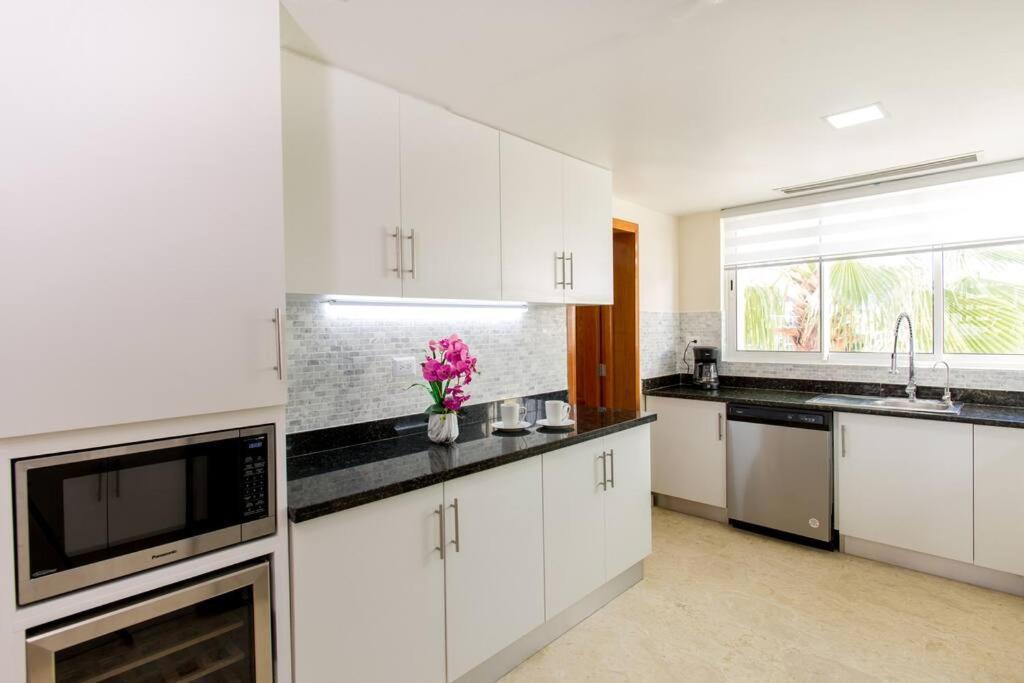 Apartamento Pristine 4br Beachfront Getaway With Pool & Rooftop