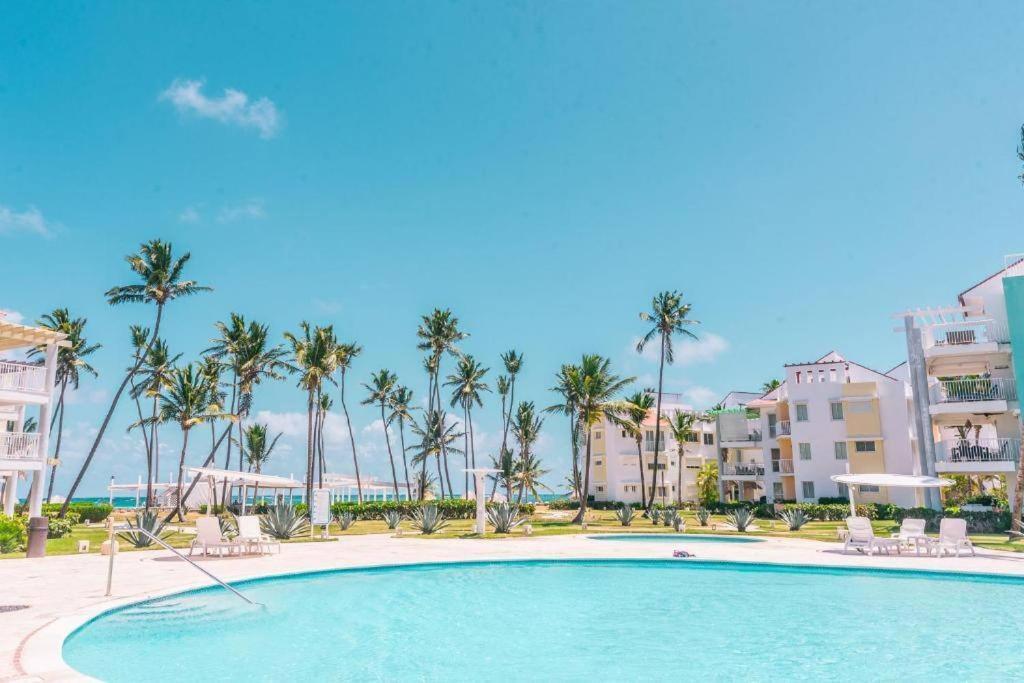 Pristine 4br Beachfront Getaway With Pool & Rooftop Apartamento