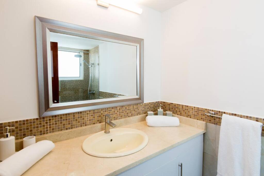 Pristine 4br Beachfront Getaway With Pool & Rooftop Apartamento *