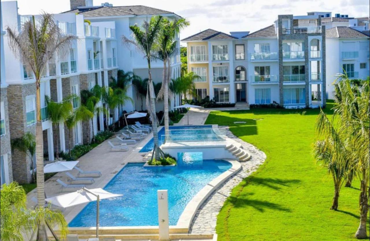 Apartment Beachside Oasis: Pool Views And Casino Access