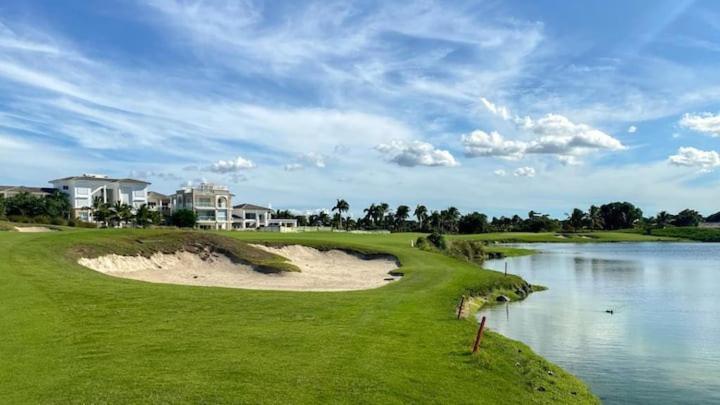 Beachside Oasis: Pool Views And Casino Access