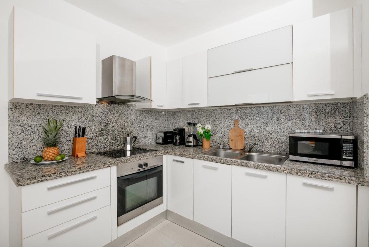 Beachfront For Rent - Ocean View, Private Terrace, And Bbq Apartment