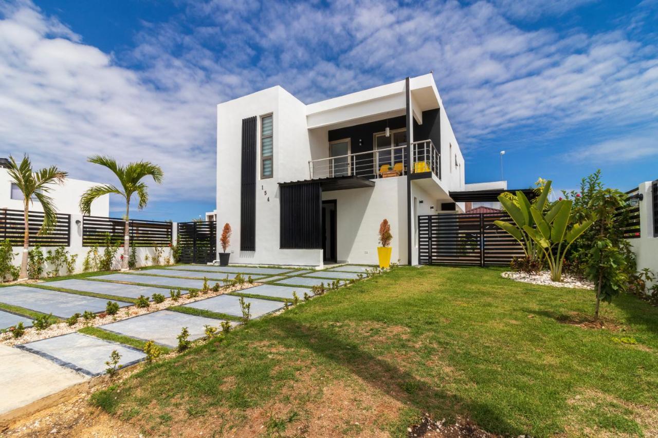 Modern 4-br With Pool In Residential Area *