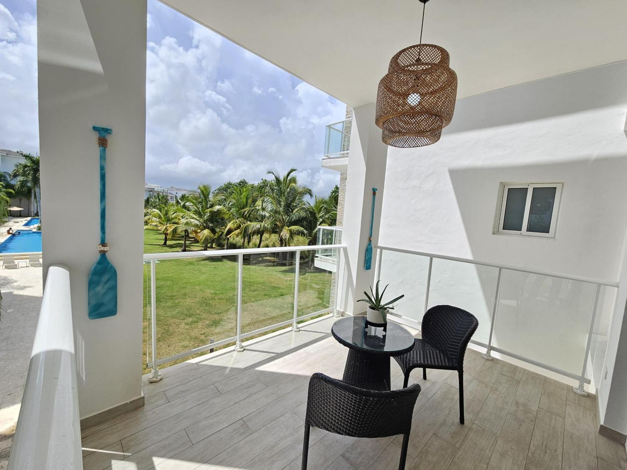 Beachside Oasis: Pool Views And Casino Access Apartment