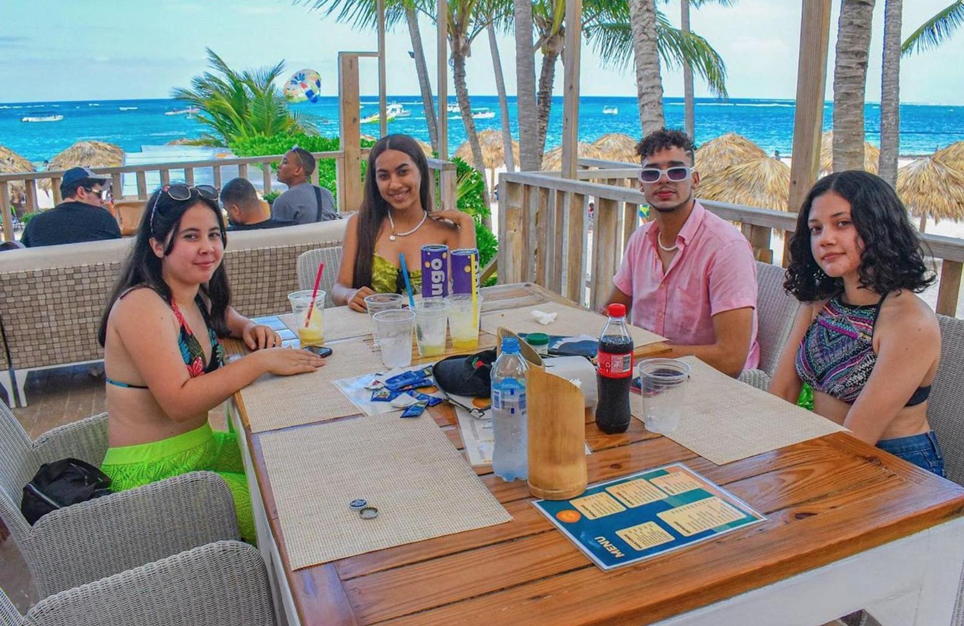 Tropical With Rooftop Pool And - Bavaro Hotel